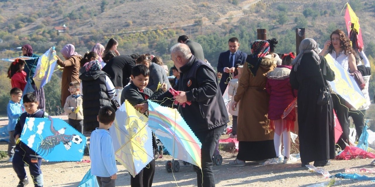 Cumhuriyetin 101’nci Yılına Özel Çocuklara 101 Adet Uçurtma Dağıtıldı