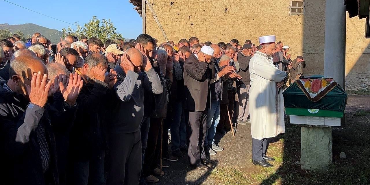 Ahşap Evde Çıkan Yangında Hayatını Kaybeden Kadın Son Yolculuğuna Uğurlandı