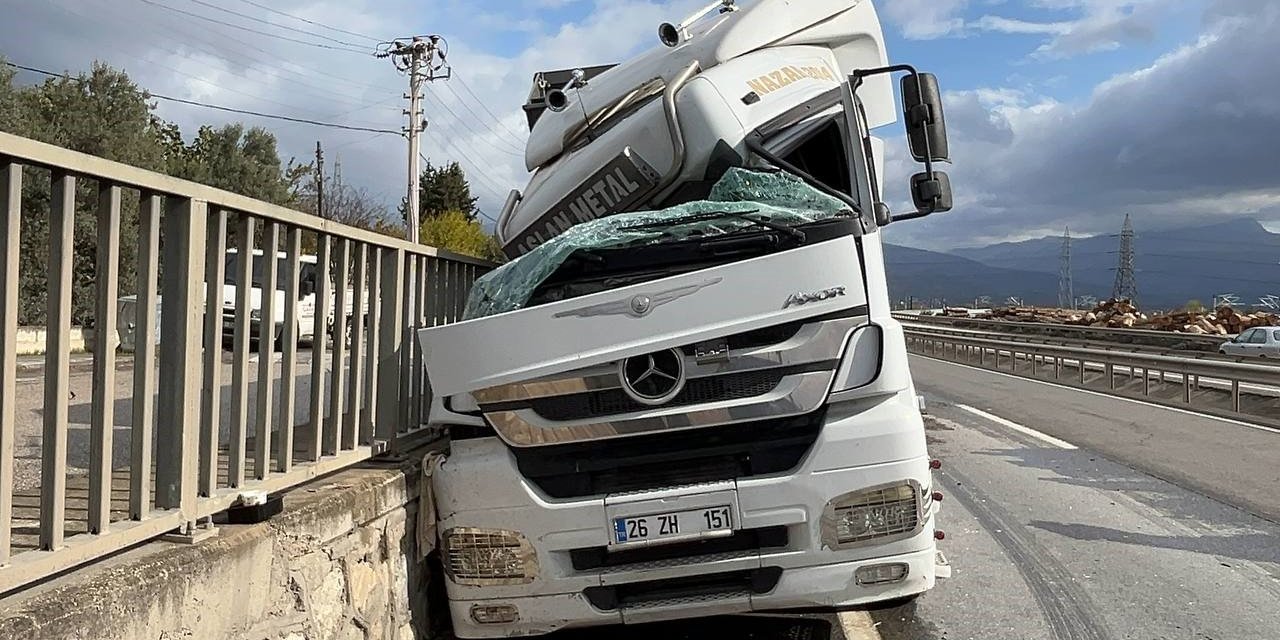 Kamyonun Sıkıştırıp Yoldan Çıkarttığı Tır, Beton Bariyerlere Çarptı