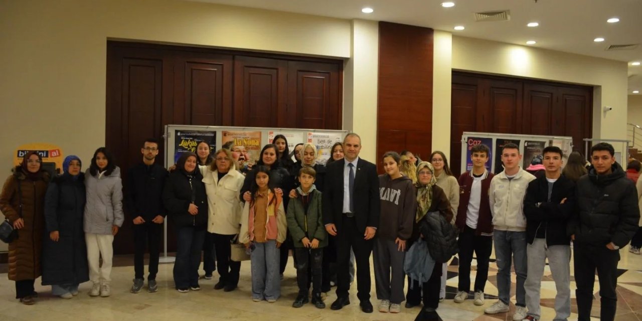 Bayırköy Belediyesi’nden tiyatrosever gençlere sürpriz