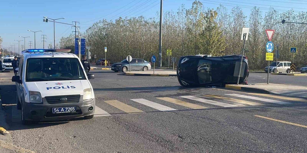 Hafif Ticari Araçla Çarpışan Otomobil Devrildi: 1 Yaralı