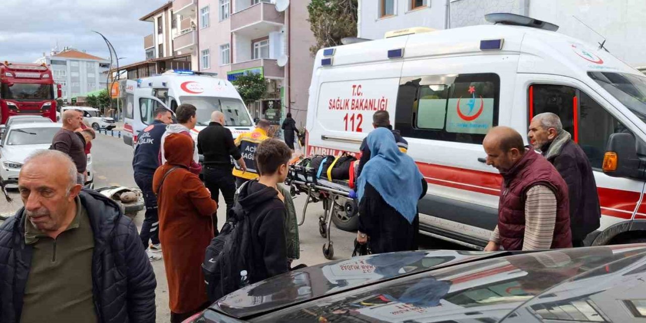 Lastiği Patlayarak Kontrolden Çıkan Motosiklet Kadına Çarptı