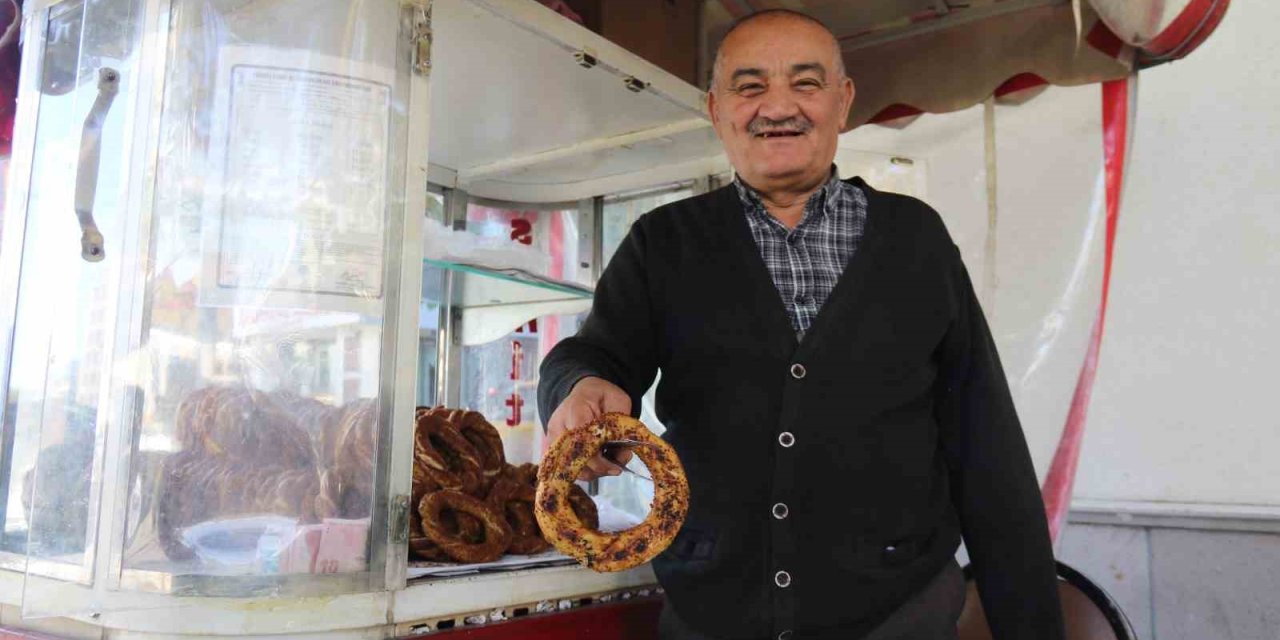 Tek Koluna Rağmen Hayata Dört Elle Sarılan Simitçinin Azmi Takdir Topluyor