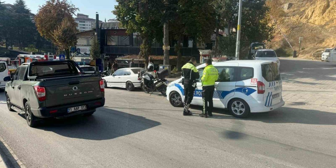 Seyir Halinde Kontrolden Çıkan Motosiklet Devrilirken, Sürücüsü Yaralandı