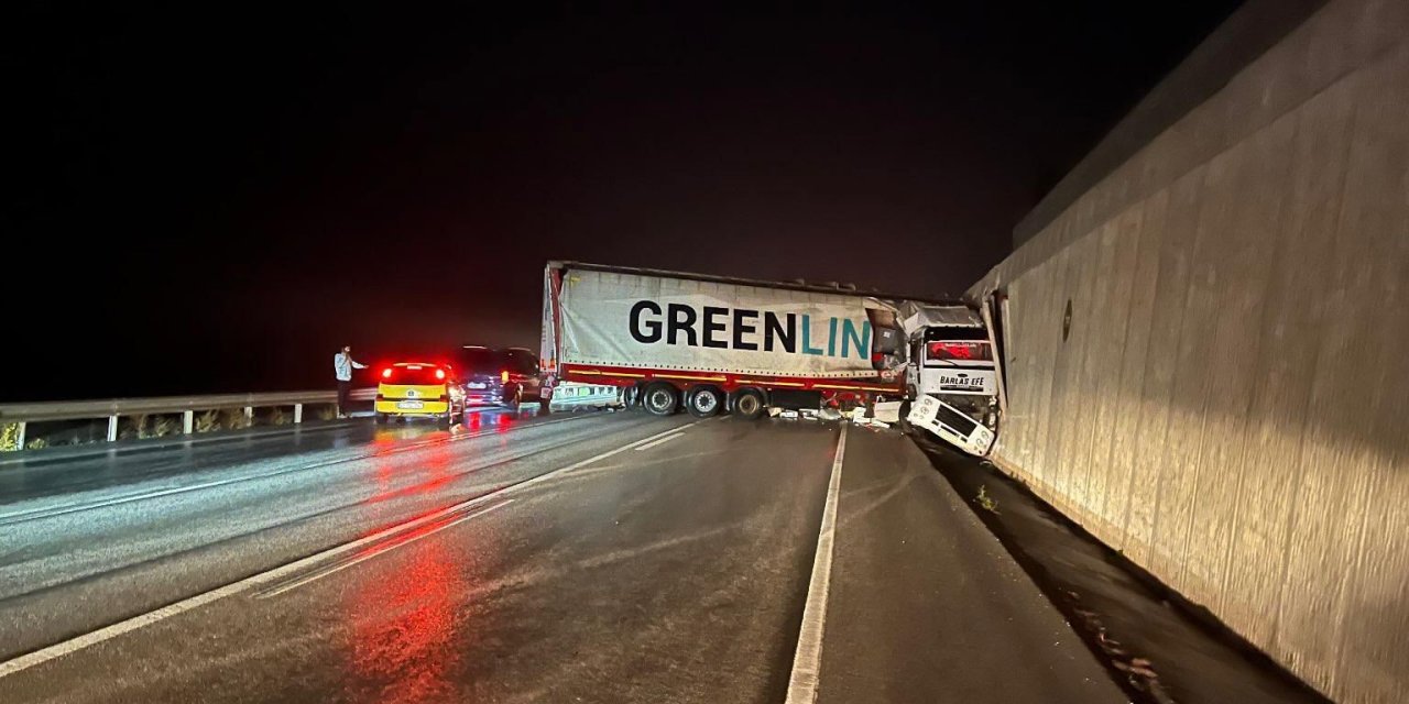 Kontrolden Çıkan Tır, Yol Kenarındaki İstinat Duvarına Çarptı