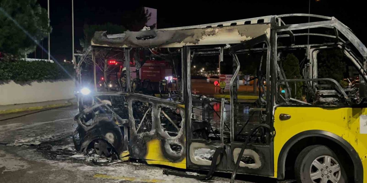 Park Halindeki Belediye Midibüsü Alev Topuna Döndü