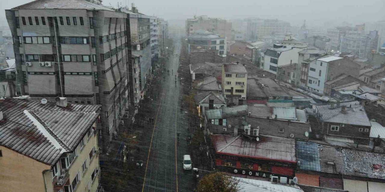 Yılın İlk Karı Düştü, Kent Beyaza Büründü