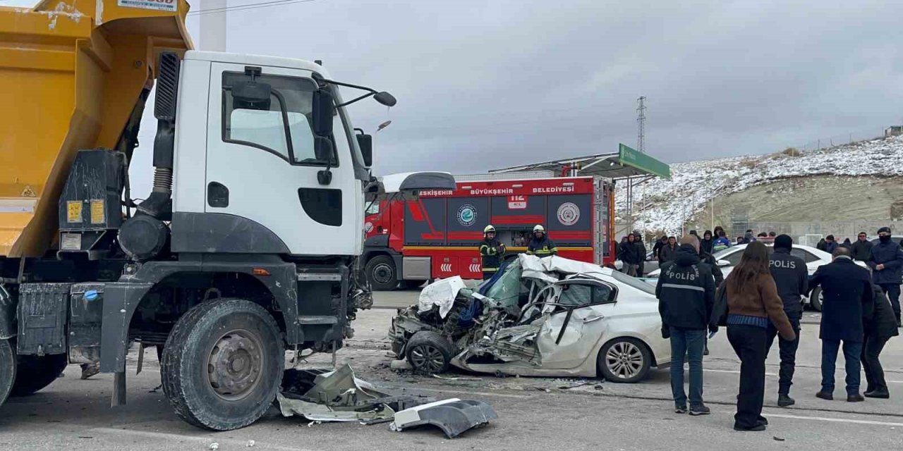 Otomobil Kafa Kafaya Çarpıştı: 1 Kişi Öldü