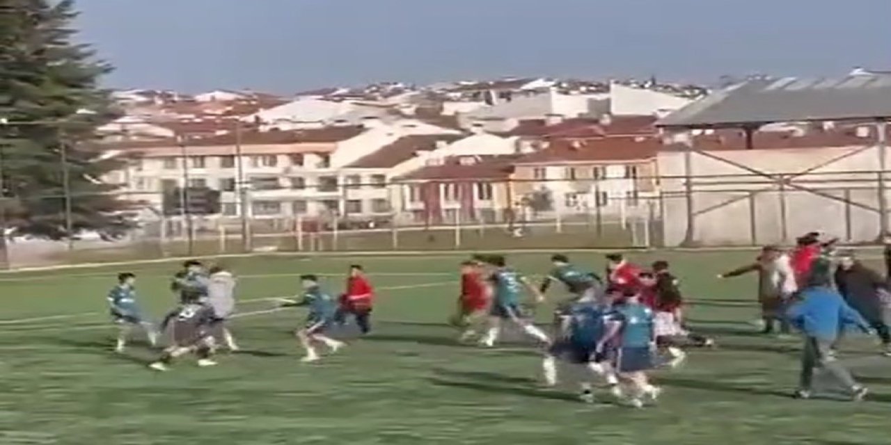 Saha Karıştı, Futbolcular Birbirine Girdi