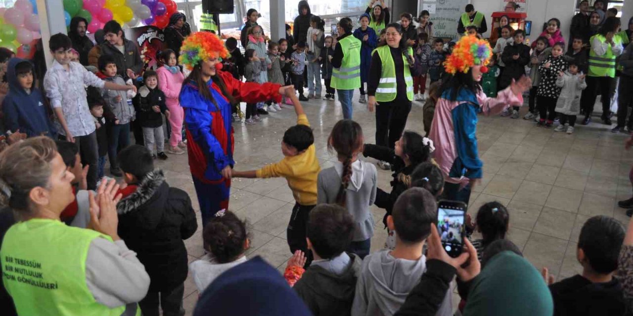 El Ele Veren Hayırseverler 450 Çocuğa Unutulmaz Bir Gün Yaşattı