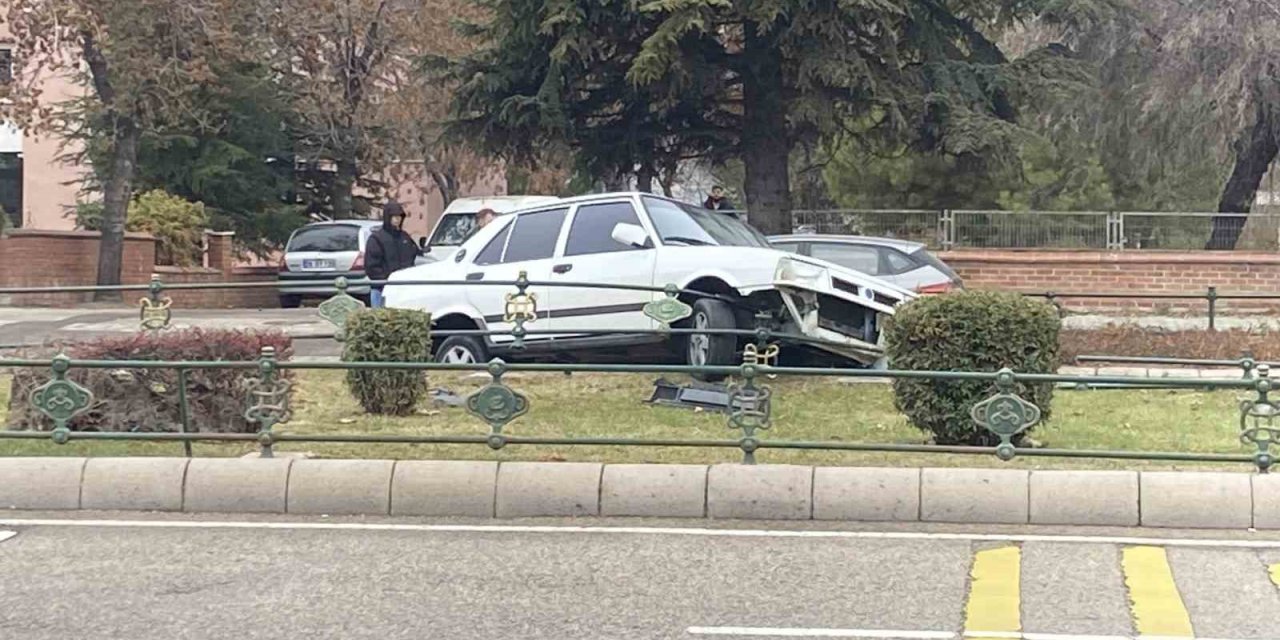 Otomobil Bariyerlere Çarpıp Refüje Çıktı