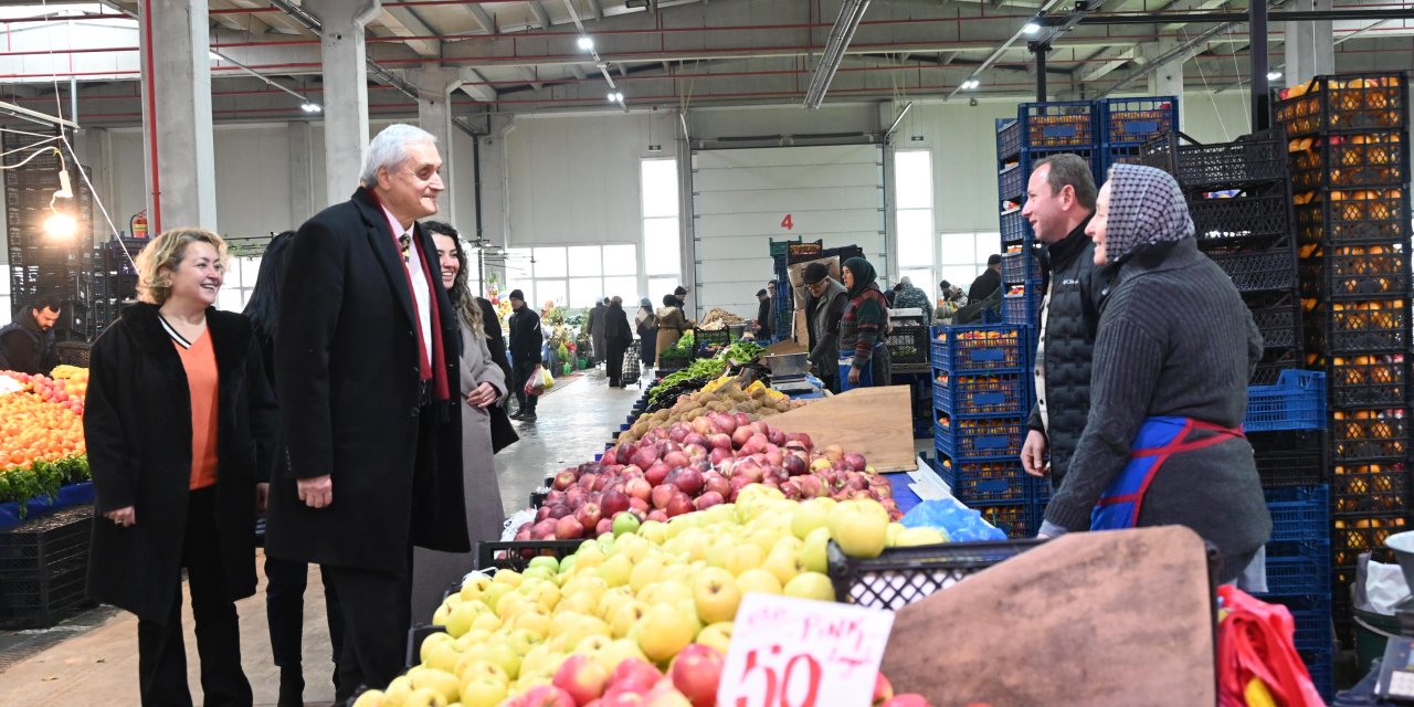 Başkan Bakkalcıoğlu'ndan Pazar Esnafına Ziyaret