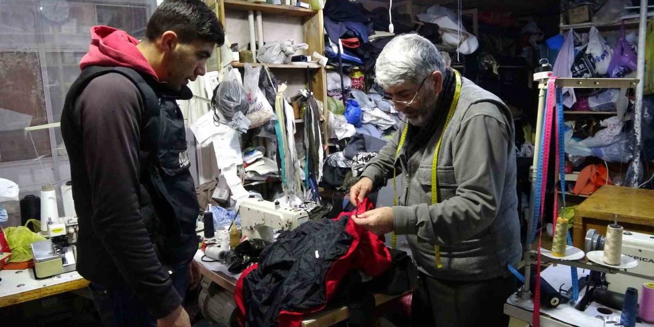 64 Yıldır Terzilik Yapan Zeki Alhan, Mesleğini İlk Günkü Heyecanla Sürdürüyor