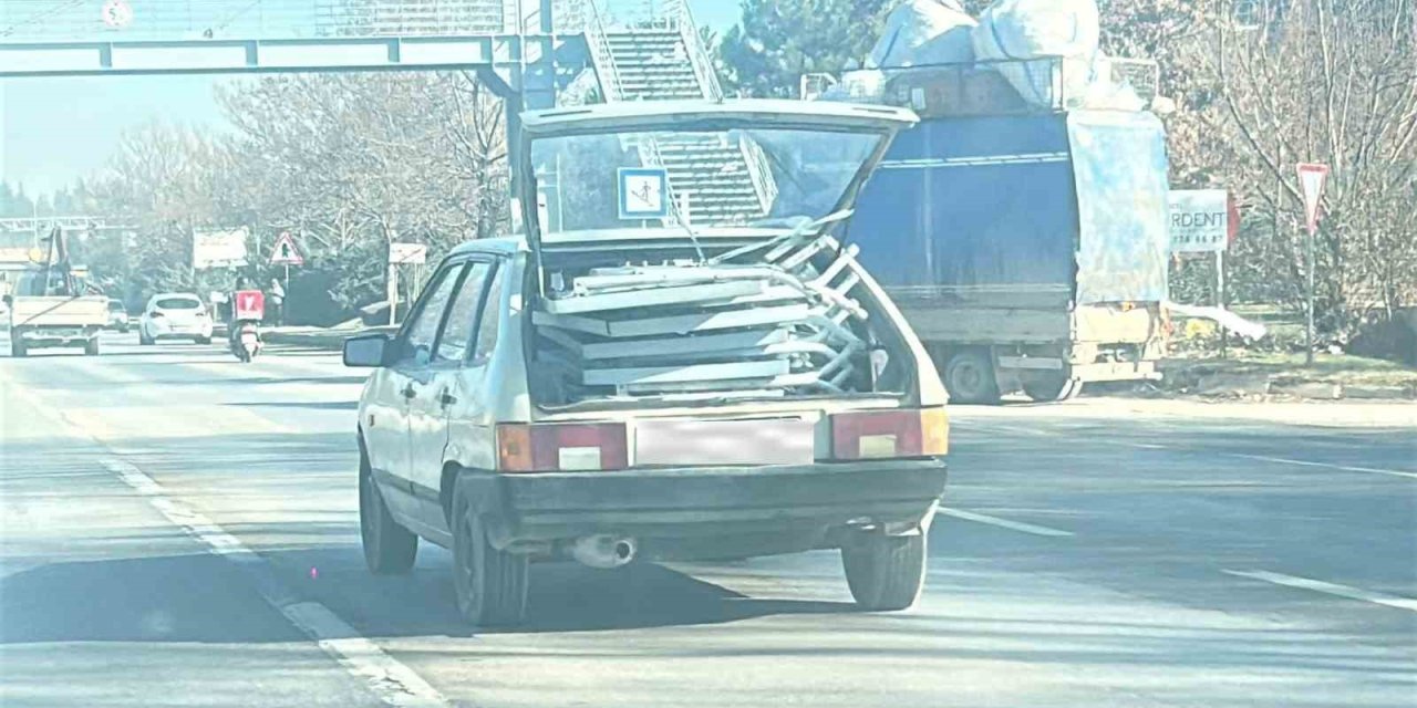 Otomobilin Bagajındaki Düzensiz Yüklerle Trafiği Tehlikeye Attı