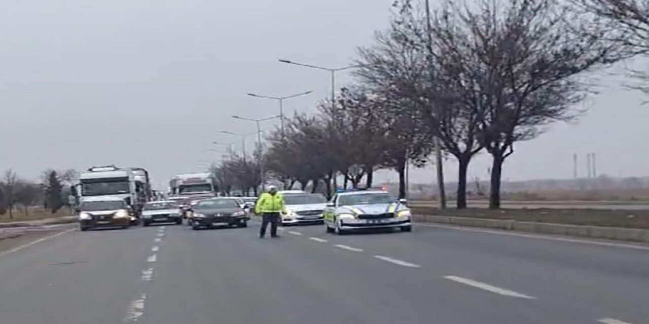 Yaralı Köpeğe Müdahale İçin Trafik Durduruldu