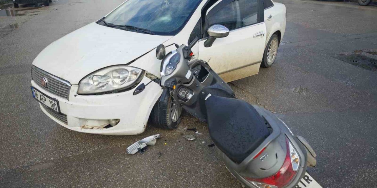 Otomobil ile motosiklet kafa kafaya çarpıştı: 1 Yaralı