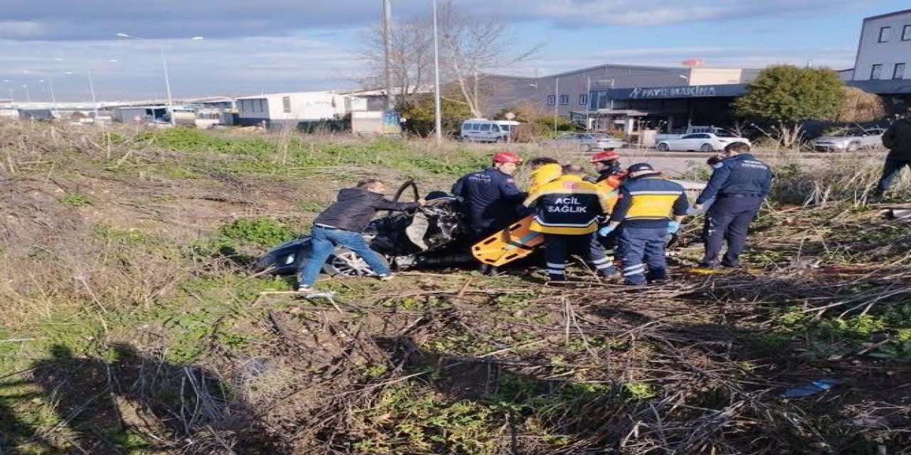 Kırmızı Işıkta Geçince Dereye Uçtu : 2 Yaralı