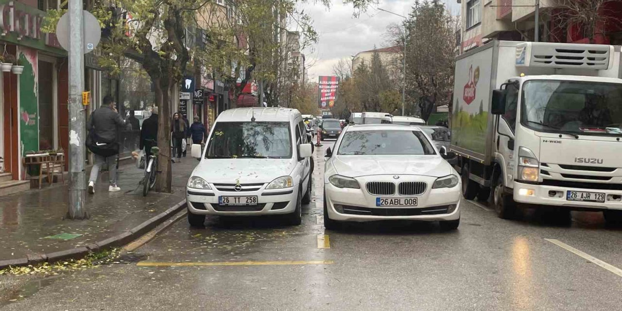 İkinci Sıraya Park Edilen Araçlar Trafiğin Sıkışmasına Neden Oluyor