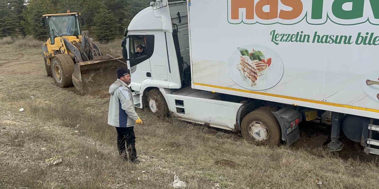 Yoldan Çıkan Ve Çamura Saplanan Tır Gündüz Dozerle Kurtarıldı