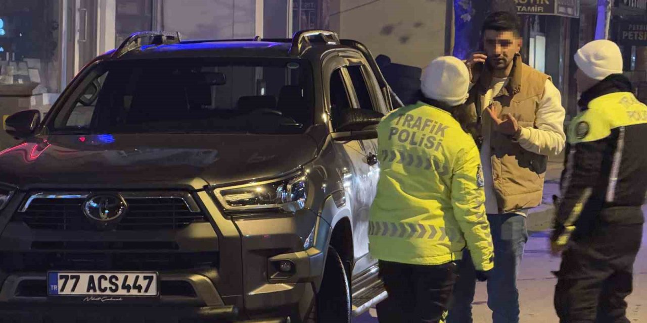 Polisi Görünce Aracı Ve İçindeki Kadını Terk Edip Kaçtı