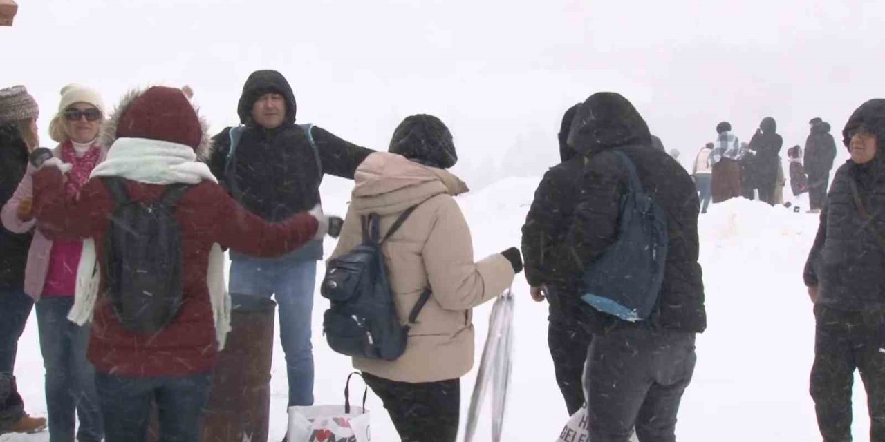 Uludağ'da -8 derecede dans ederek ısındılar