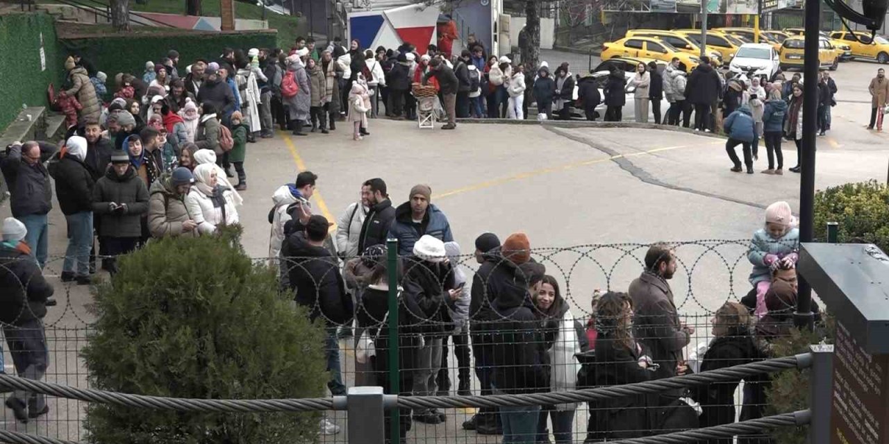 Uludağ’a Hafta Sonu Çıkmak İsteyenler Metrelerce Kuyruk Oluşturdu