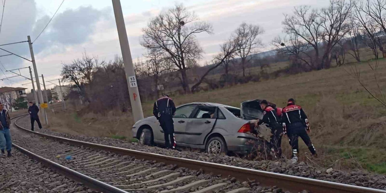 Polisten Kaçan Araç Takla Atarak Demir Yoluna Devrildi