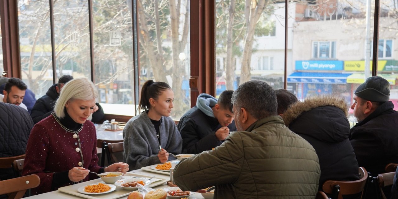 Başkan Subaşı Kent Lokantası'nda vatandaşlarla birlikte yemek yedi