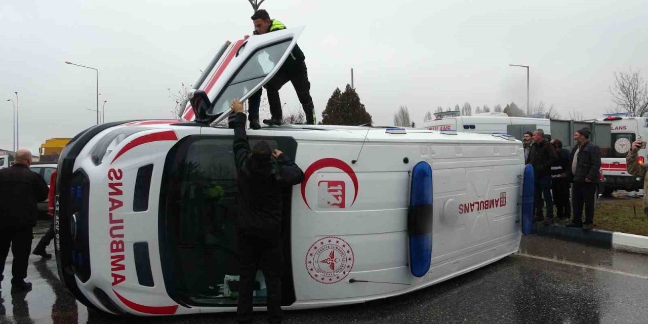 Ambulansla Otomobil Çarpıştı: 1 Kişi Yaralandı