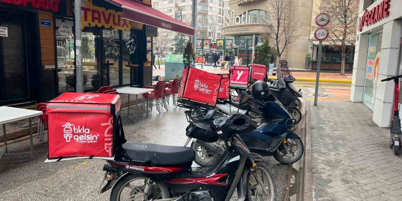 Trafiğe Kapalı Olmasına Rağmen Otopark Gibi Kullanılan Sokakla İlgili Hala Çözüm Üretilmedi