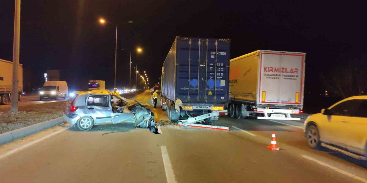 Yol Ortasında Arızalanan Tıra Arkadan Otomobil Çarptı, 1 Kişi Yaralandı