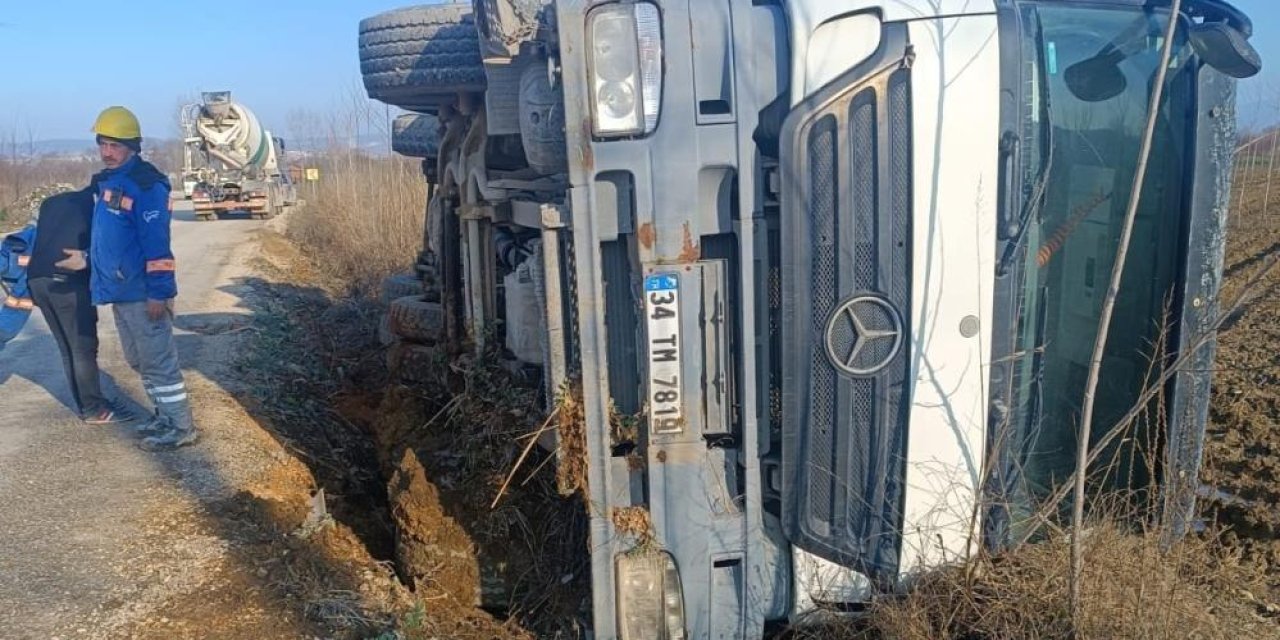 Kontrolden Çıkan Beton Mikseri Devrildi Sürücüsü Yaralandı