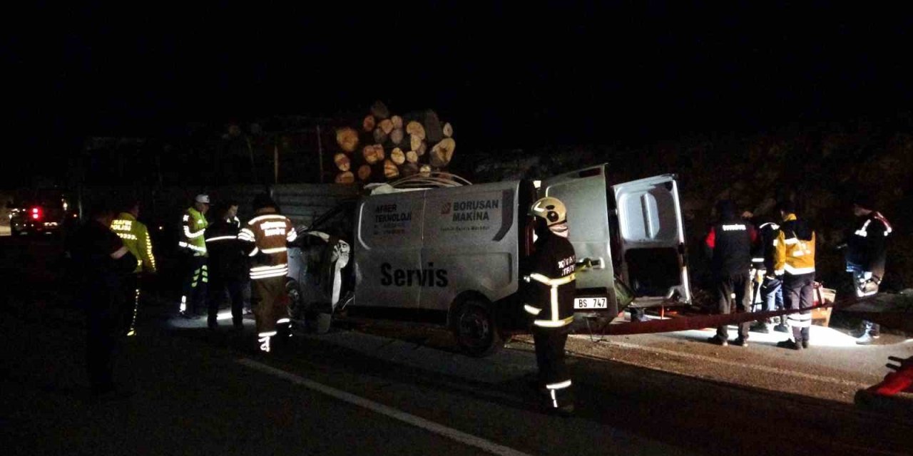 Kamyonet İle Tomruk Yüklü Tır Çarpıştı: 1 Ölü, 1 Yaralı