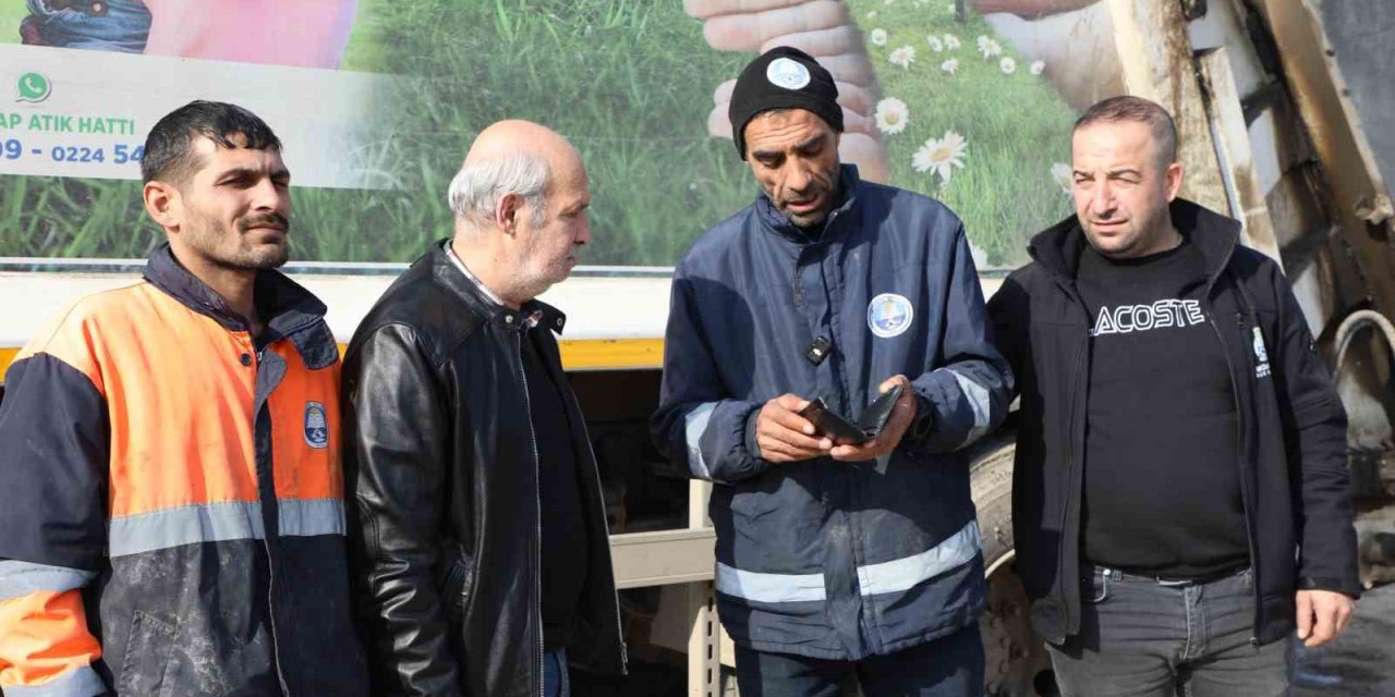 Çöpte Bulduğu Para Dolu Cüzdanı Sahibine Teslim Etti