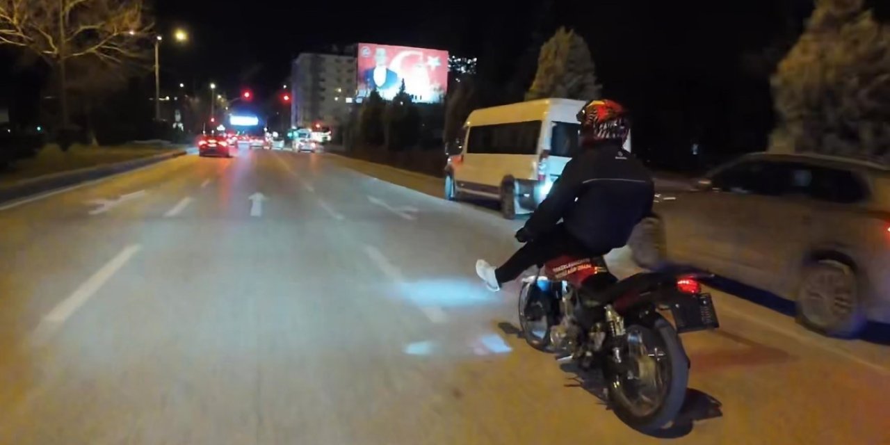 Polisin Trafiği Tehlikeye Atan Motosikletlileri İlginç Yakalama Yöntemi Kamerada