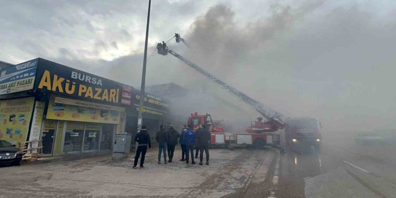 Oto Aksesuar Dükkanında Çıkan Yangın Başka Bir İş Yerine Sıçradı