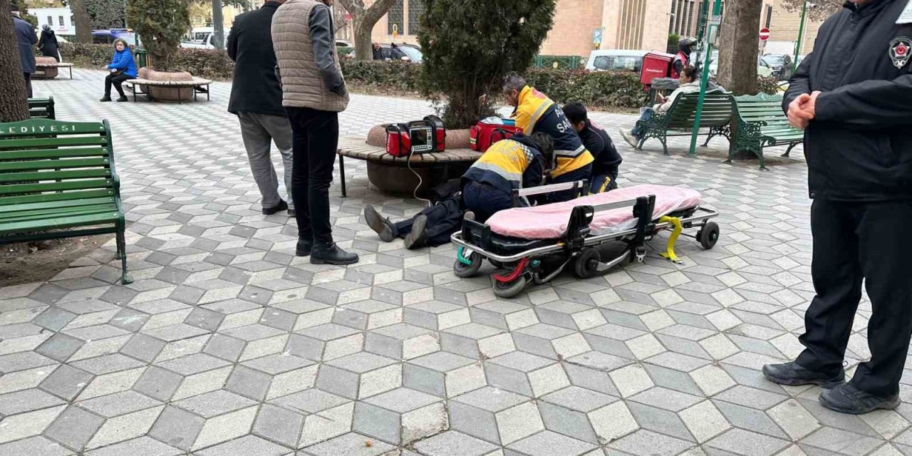 Yere Yığılan Yaşlı Adama Oradan Geçen Doktor Müdahale Etti, Kalp Masajı İle Hayata Döndü