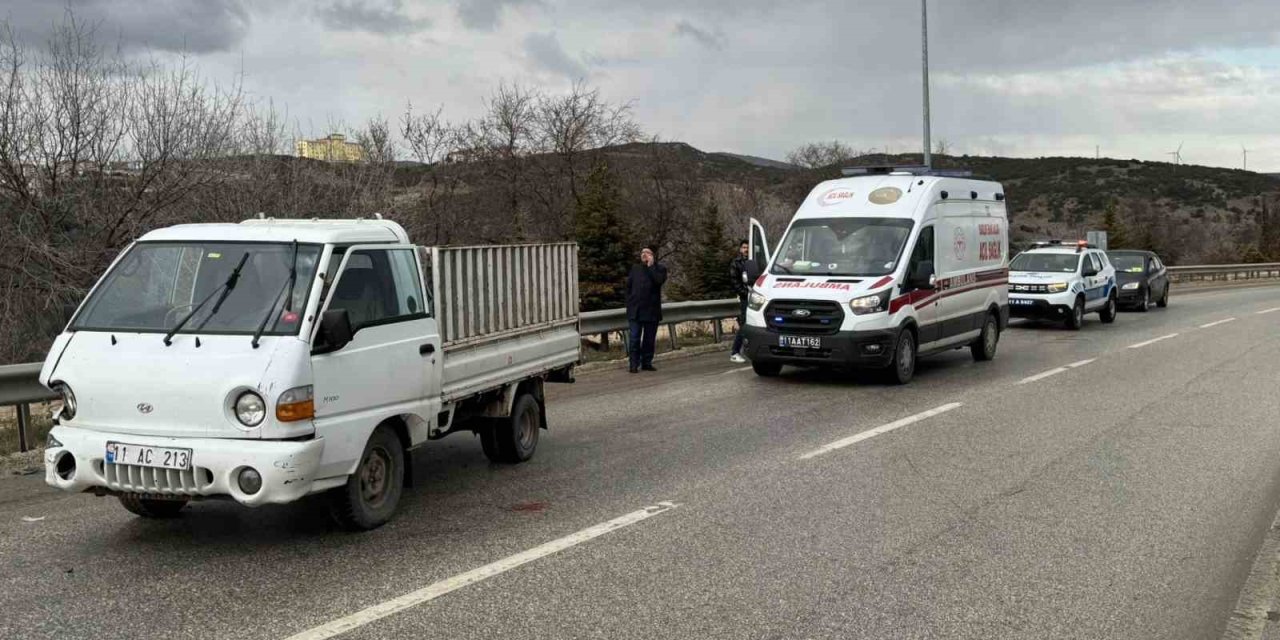 Kontrolden Çıkan Kamyonet Bariyerlere Çarptı