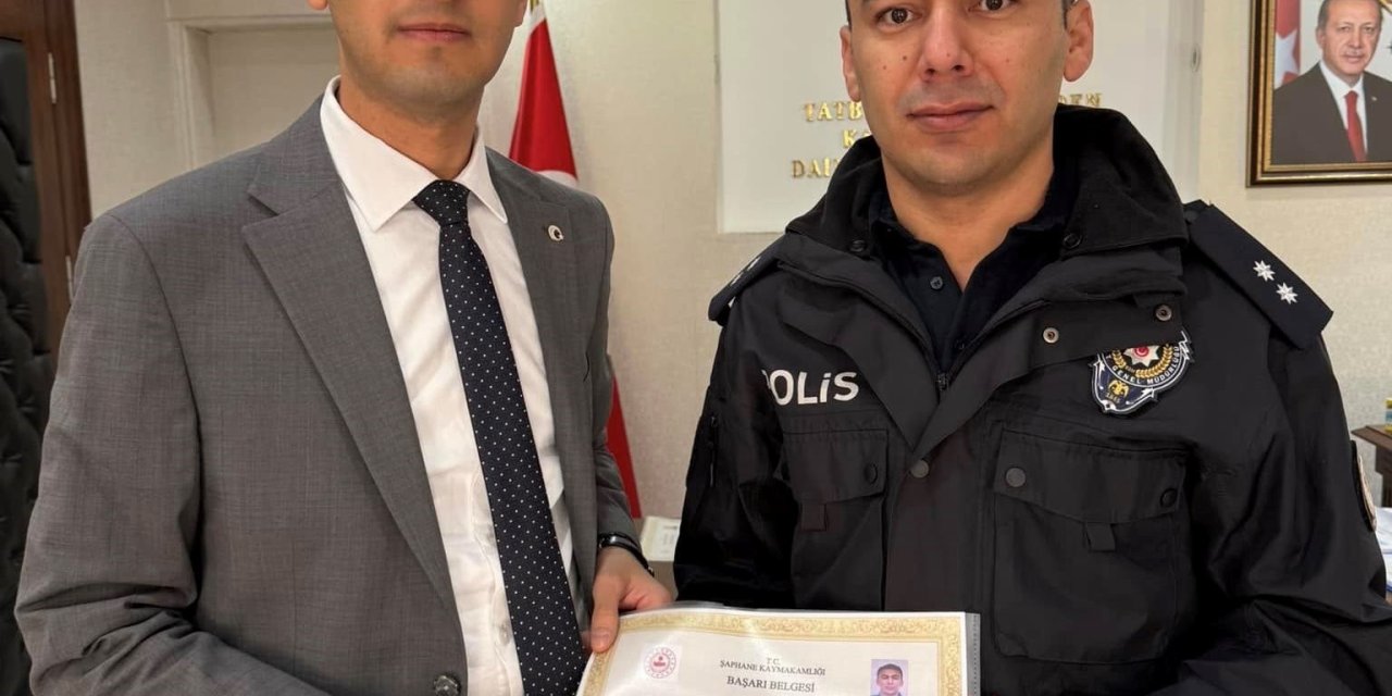 Başarılı Emniyet Amiri Ve Polise Başarı Belgesi Verildi