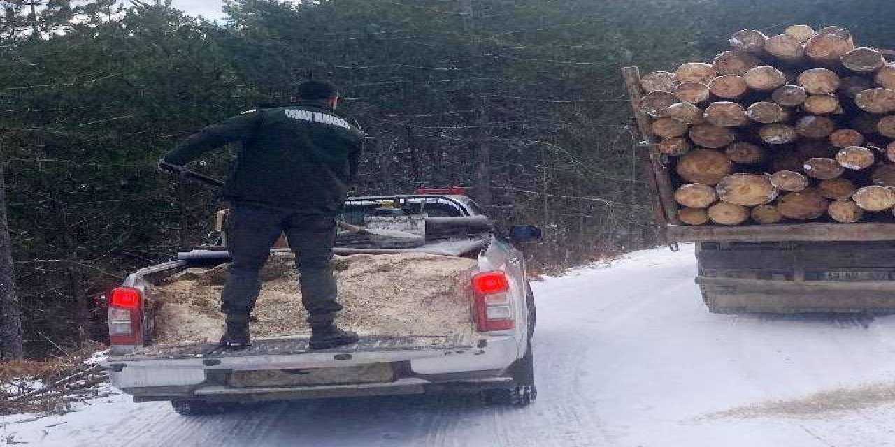 Orman Yolunda Kalan Kamyonların İmdadına Orman İşletme Müdürlüğü Ekipleri Yetişti