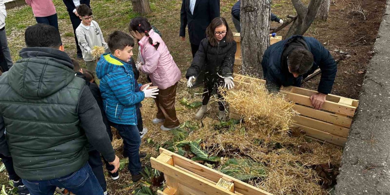 Öğrencilere Kompost Ve Gübre Yapımını Öğretti