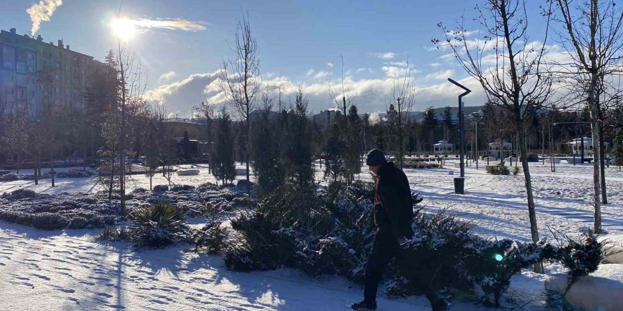 Beklenen Yağış Geldi, Çocuklar Kartopu Savaşı Yaptı