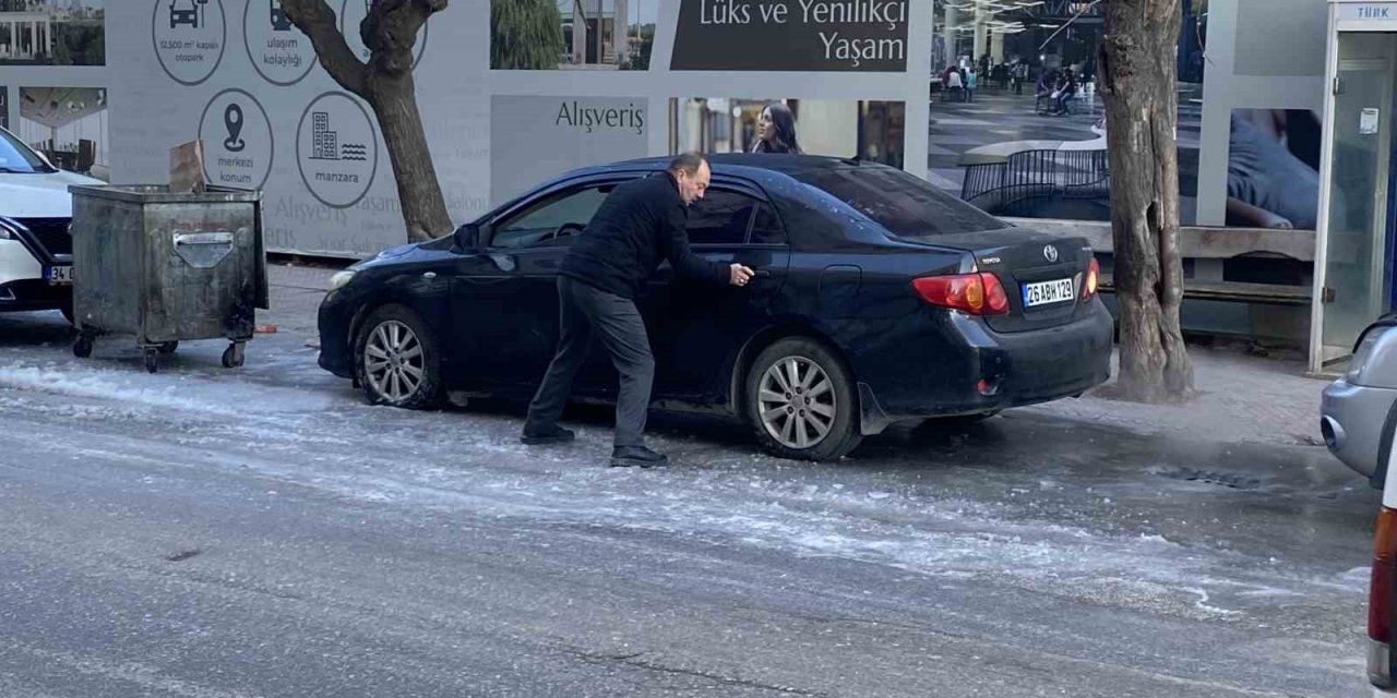 Buzun Üstünde Mahsur Kalan Aracı İttirerek Zor Hareket Ettirdiler