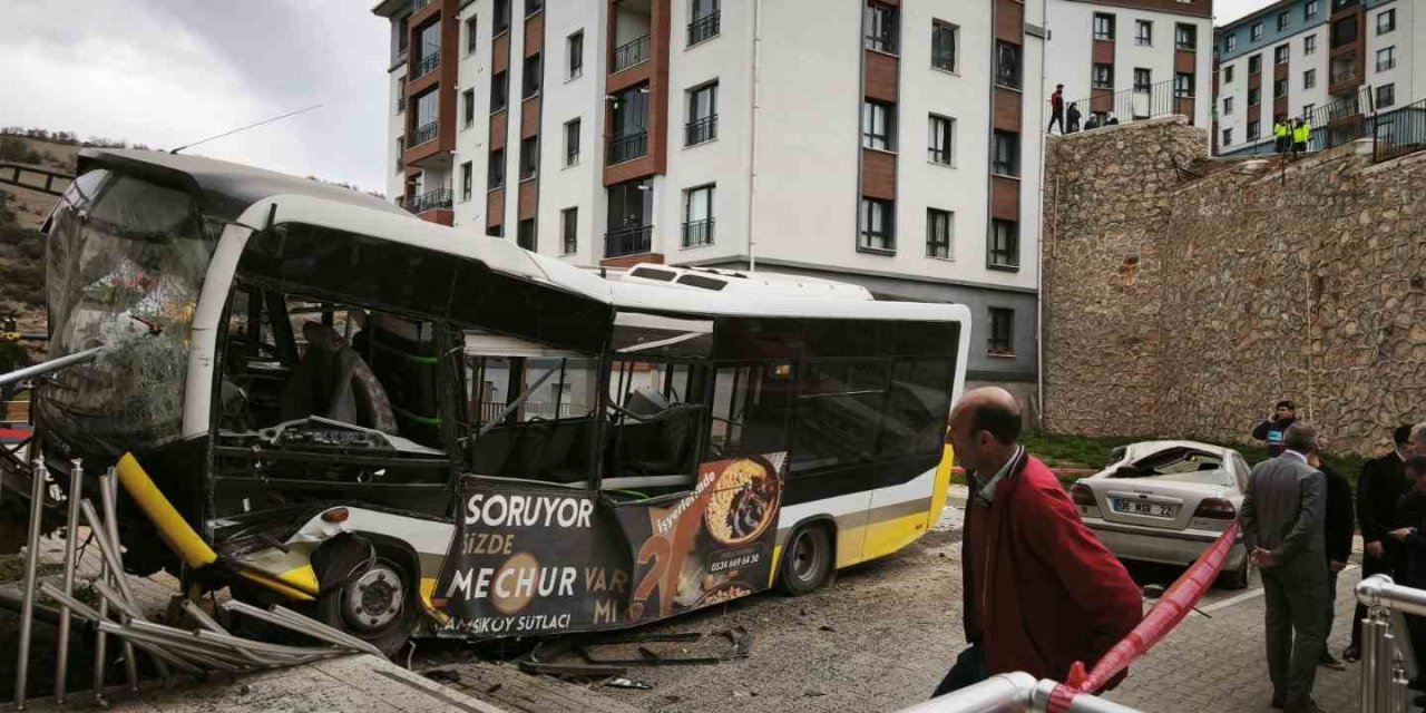 Özel Halk Otobüsü 10 Metrelik İstinat Duvarından Uçtu