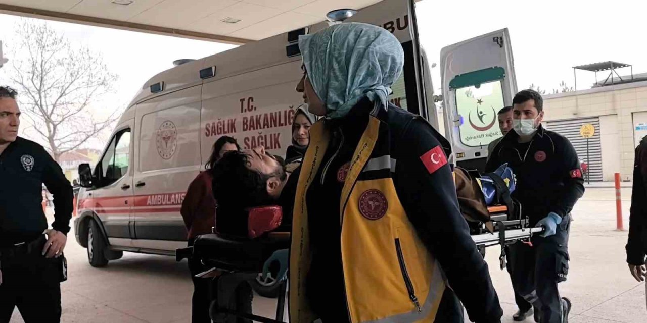 Traktörün Altında Kalan Sürücü Yaralandı