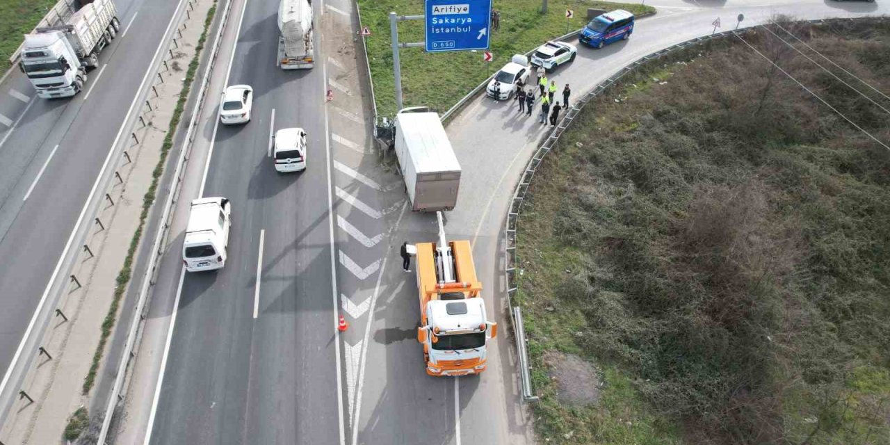 Bilecik yolunda feci kaza: Ok gibi saplandı