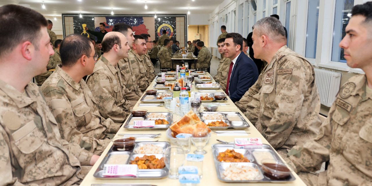 Vali Aygöl, Mehmetçiklerle iftarda buluştu