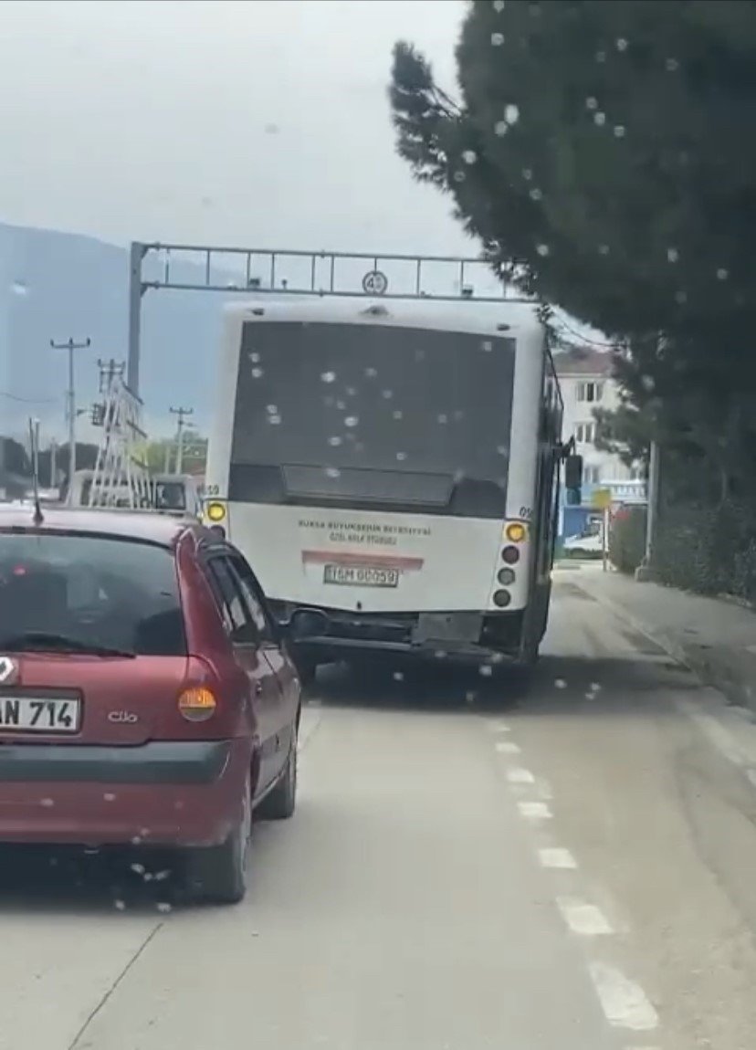 Trafikteki yan yan seyrediyor