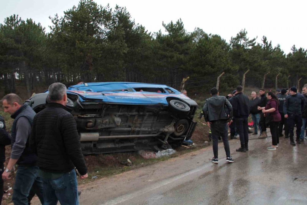 Otobüs jandarma aracına ve minibüse çarptı: 14 yaralı