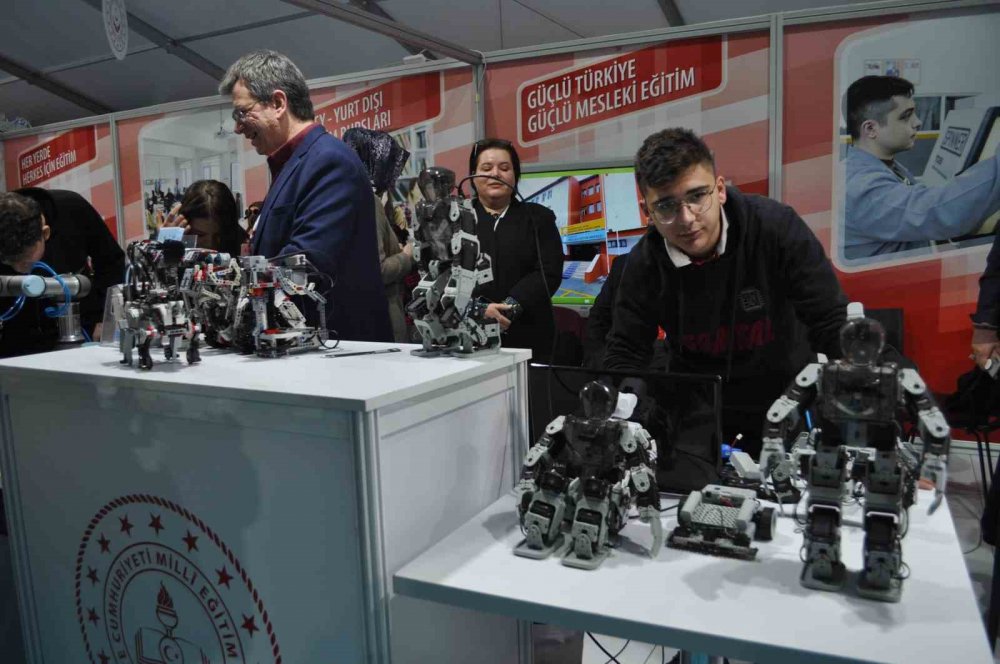 Robotlar fuarda yoğun ilgi gördü